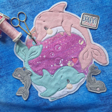 Lade das Bild in den Galerie-Viewer, Delfinliebe - STICK 15x24