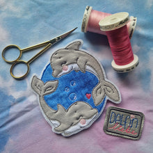 Lade das Bild in den Galerie-Viewer, Delfinliebe - STICK 15x24