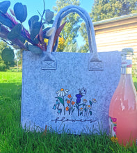 Lade das Bild in den Galerie-Viewer, Flowers - PLOTT