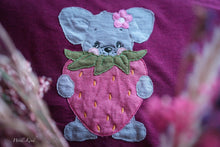 Lade das Bild in den Galerie-Viewer, Erdbeermaus - STICK 20x30