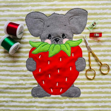 Lade das Bild in den Galerie-Viewer, Erdbeermaus - STICK 18x30