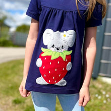 Lade das Bild in den Galerie-Viewer, Erdbeermaus - STICK 20x30