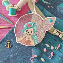 Lade das Bild in den Galerie-Viewer, Meerjungfrau Button - STICK 13x18