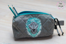 Lade das Bild in den Galerie-Viewer, GeometricLion - STICK 18x30