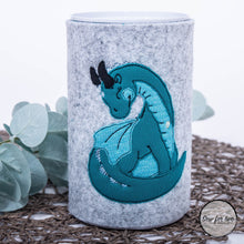 Lade das Bild in den Galerie-Viewer, kleiner Drache - STICK 20x30