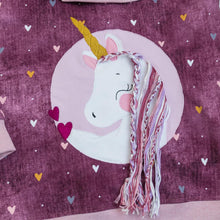 Lade das Bild in den Galerie-Viewer, Gesticktes Einhorn mit dreidimensionaler Mähne auf Kinderkleidung als kreatives Näh- und Stickprojekt
