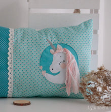 Lade das Bild in den Galerie-Viewer, Gesticktes Einhornmotiv mit dreidimensionaler Mähne für Kinderkleidung und kreative Nähprojekte
