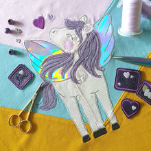 Lade das Bild in den Galerie-Viewer, Spread love Pegasus - STICK 20x30
