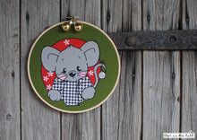 Lade das Bild in den Galerie-Viewer, Wintermaus - PLOTT
